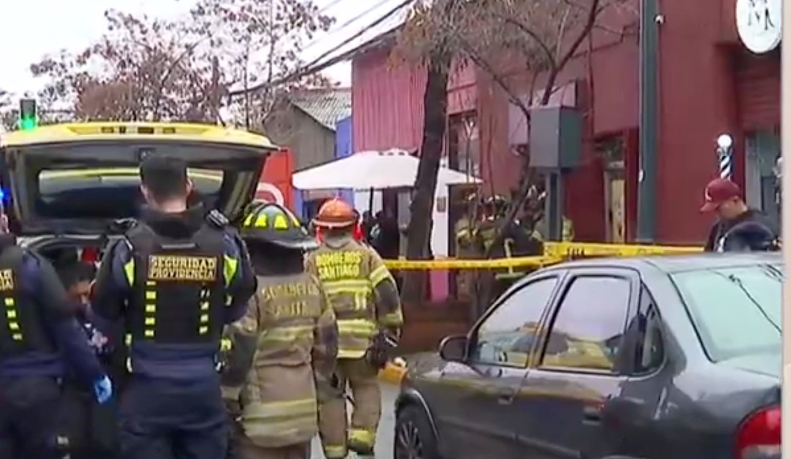 Reportan dos personas lesionadas por incendio tras explosión de gas en local de Providencia