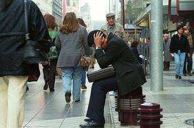 Tiempo promedio de desempleo baja a 5,2 meses, pero aumenta en mayores de 50 años