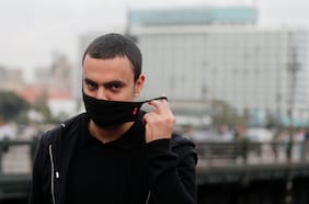 Un trabajador contagiado mató a siete colegas; variante del Reino Unido habría llegado mucho antes a Chile y esto reveló el “hackeo” a vacuna de Pfizer: tres cosas que aprendimos del coronavirus esta semana