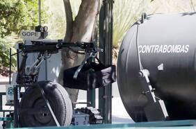 Tras aviso en el aeropuerto de Santiago: qué penas arriesgan los involucrados en falsas alarma de bomba o emergencia