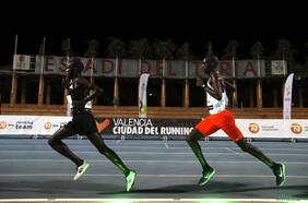 ¿Gesta humana o tecnológica?: el debate tras las últimas plusmarcas mundiales del fondo