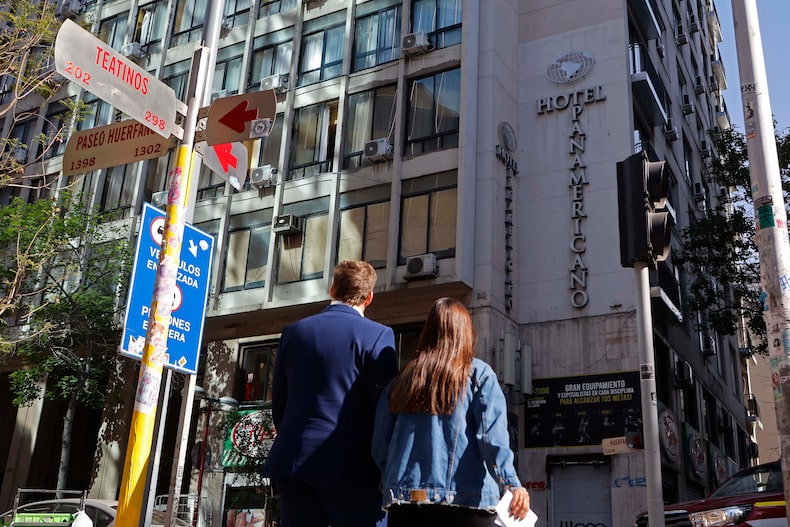 En Teatinos con Huérfanos, en pleno centro de Santiago, se ubica el hotel Panamericano. Allí alojaba Manuel Monsalve cuando tenía que quedarse en la capital.