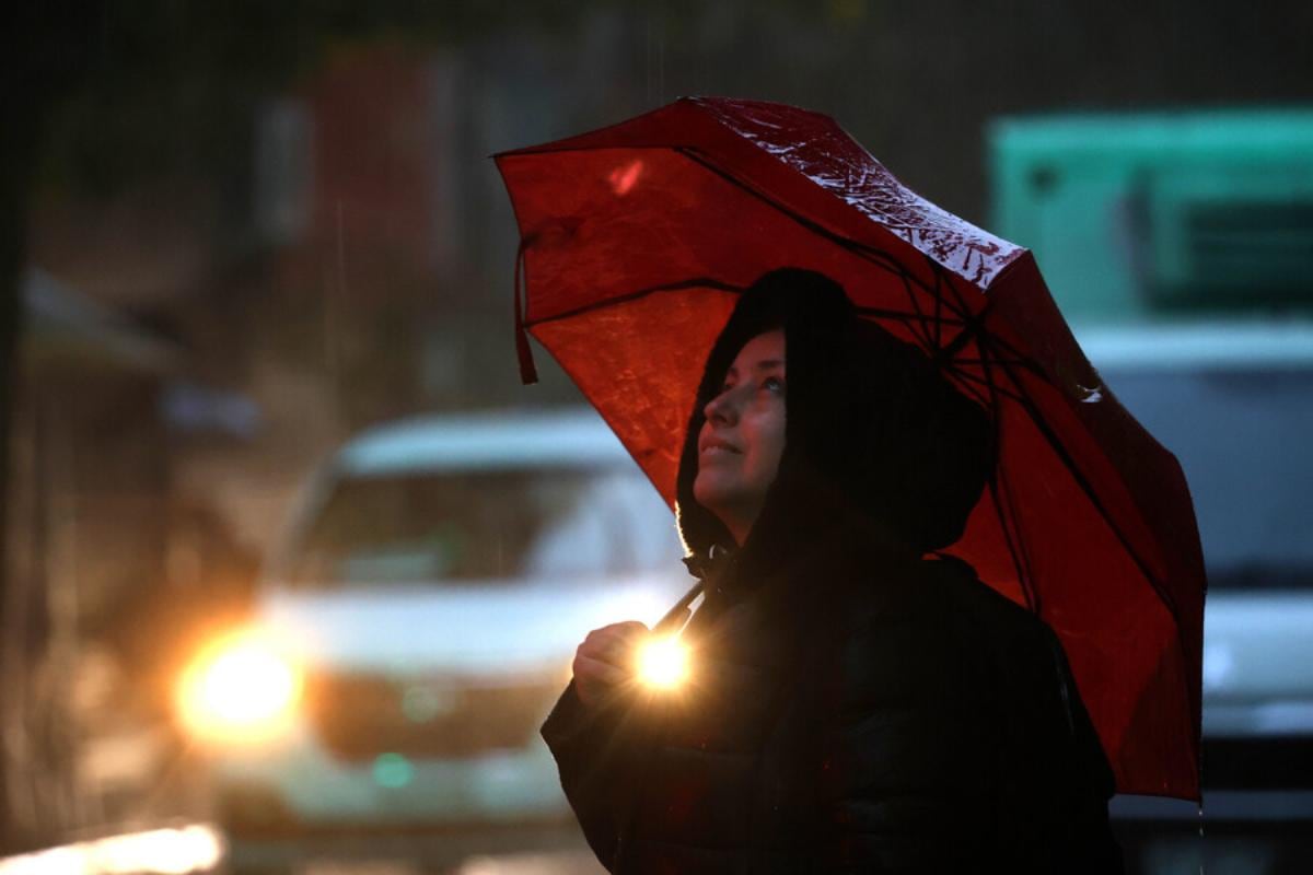 No guardes tu paraguas: a qué hora se reactiva la lluvia hoy en la Región Metropolitana