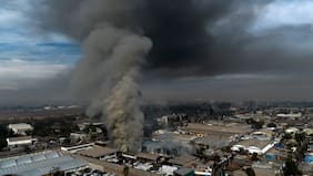 Suspenden clases para este lunes en Cerrillos por contaminación del aire tras incendio en depósito de caucho