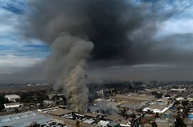 Incendio en acopio de neumáticos en Cerrillos obliga a evacuar a 21 personas: no descartan intencionalidad