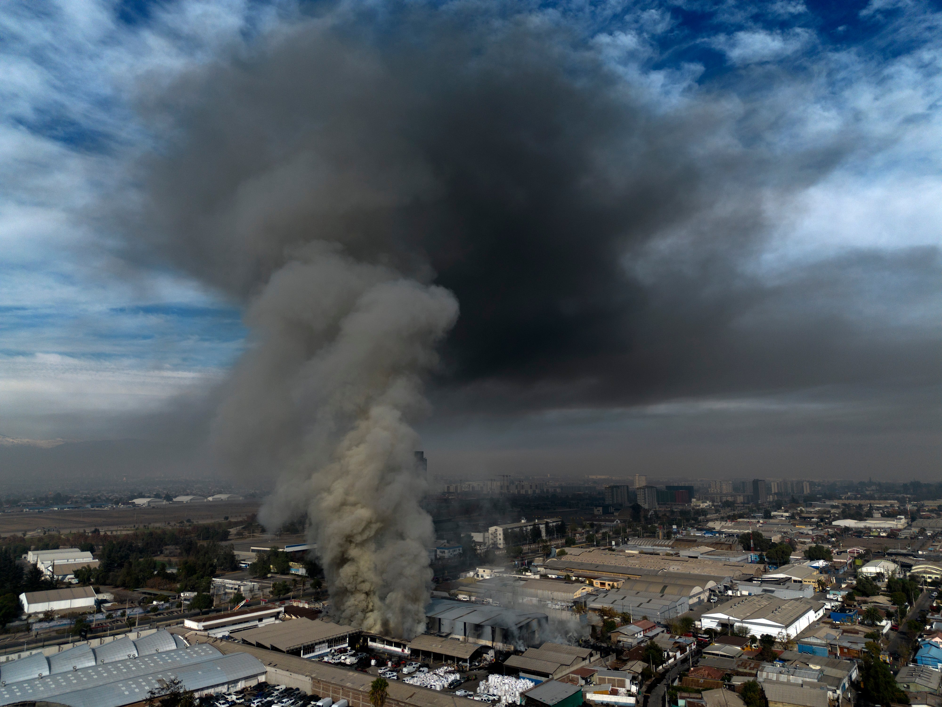 Suspenden clases para este lunes en Cerrillos por contaminación del aire tras incendio en depósito de caucho