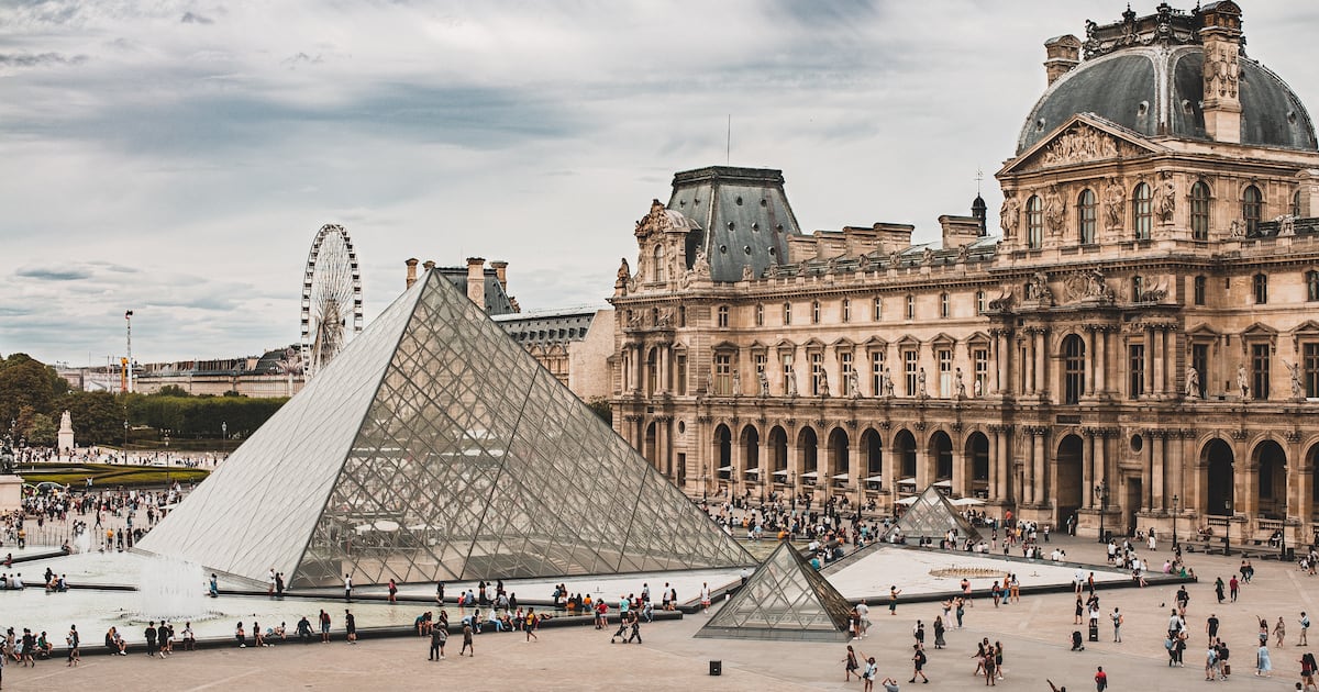 El Museo del Louvre, víctima de un robo: se llevan joyas napoleónicas de “valor incalculable”