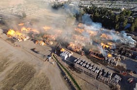 Gigantesco incendio en planta papelera de Puente Alto moviliza a casi 300 bomberos y obliga a evacuaciones preventivas