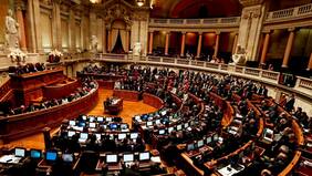Parlamento de Portugal prohíbe izar banderas “ideológicas” en edificios públicos, incluyendo las LGTBI