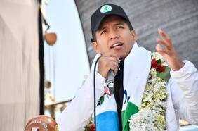 El candidato Andrónico Rodríguez es apedreado después de votar en Bolivia