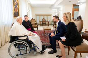 El Papa saluda a fieles por Domingo de Resurrección y recibe por “unos minutos” al vicepresidente de EE.UU.