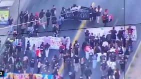 Plaza Italia registra los primeros incidentes del gobierno de Kast: reportan ataques con piedras a carabineros y vehículos