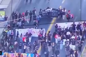 Plaza Italia registra los primeros incidentes del gobierno de Kast: reportan ataques con piedras a carabineros y vehículos