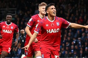 Uno desde mitad de la cancha: revisa el doblete de Marcelino Núñez por Ipswich Town en la Carabao Cup