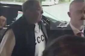 En Cumbre de Alaska: Canciller ruso llega con un polerón con siglas de la Unión Soviética