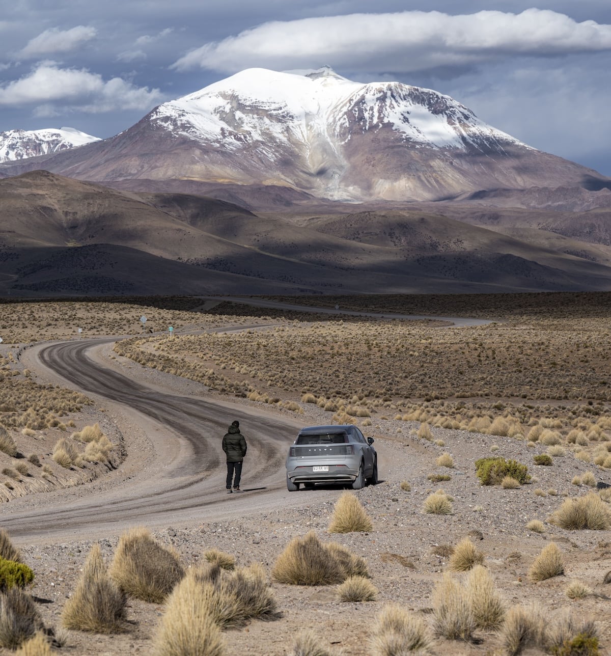 Exposición reúne inéditos paisajes de Chile recorridos en un Volvo 100% eléctrico