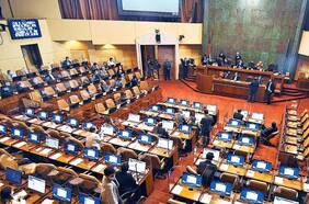 Oposición proyecta aprobación de acusación constitucional contra Pérez en la sala de la Cámara