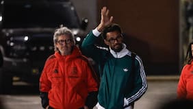 Vozinha recibe masiva bienvenida en su llegada a Chile: “Estoy feliz de representar a Colo Colo”