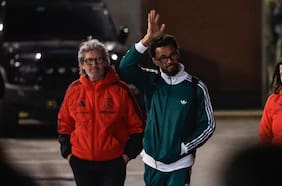 Vozinha recibe masiva bienvenida en su llegada a Chile: “Estoy feliz de representar a Colo Colo”