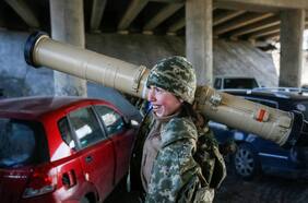 Un mes de invasión rusa: Mujeres ucranianas en pie de guerra