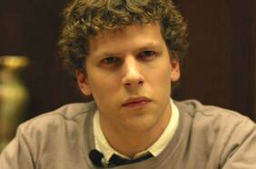 “Actúa hiriendo a otros, y al mismo tiempo, intenta conectar con ellos sin saber cómo”: la transformación de Jesse Eisenberg en Mark Zuckerberg