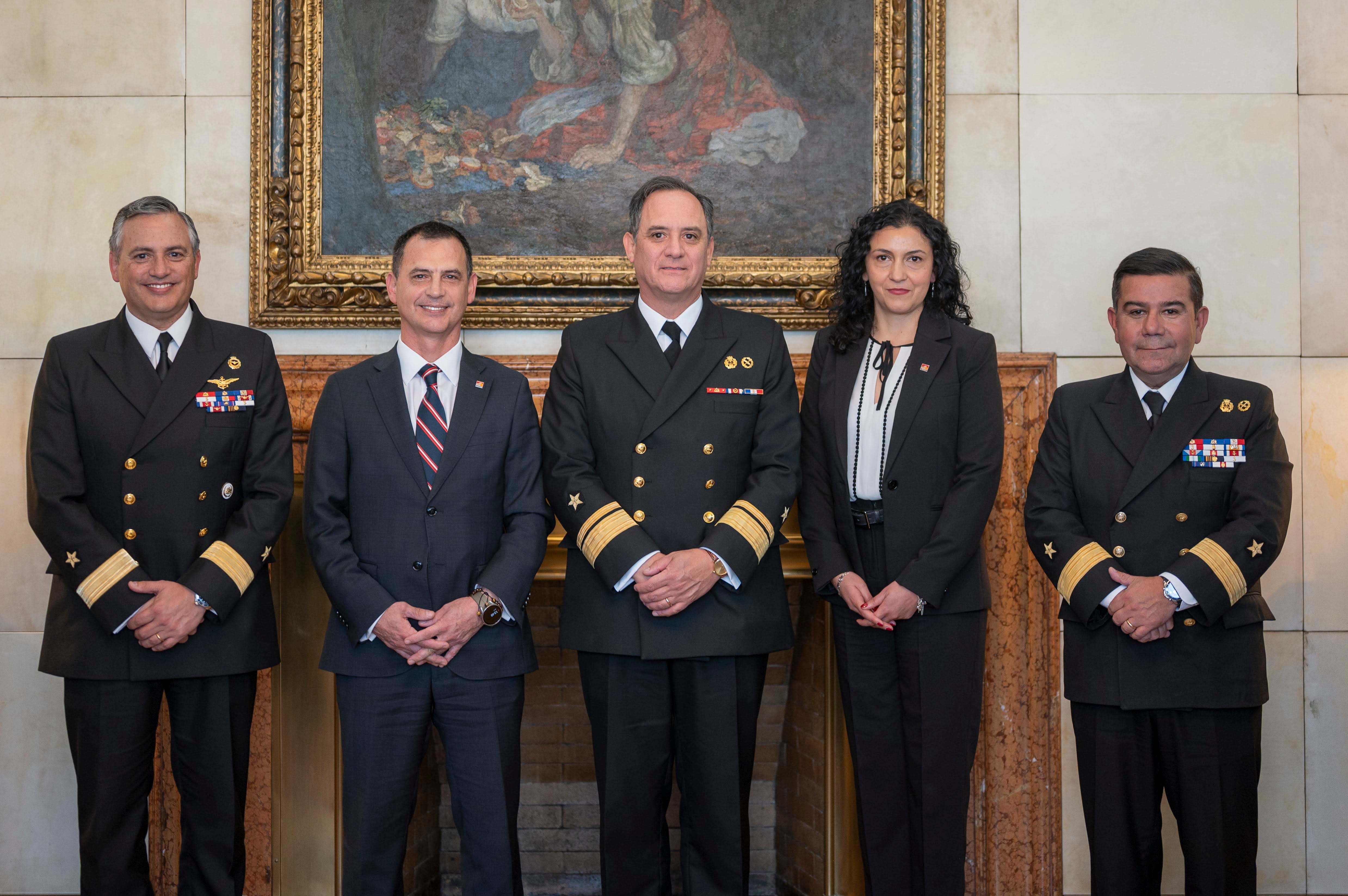 Comodoro René Valenzuela Azócar, secretario general de la Armada; David Durán Cabeza, gerente Banca Institucional de BancoEstado; Contraalmirante AB Marcel Fort Santander, director general de Finanzas de la Armada; Patricia Manzor, subgerente Instituciones y Empresas Públicas de BancoEstado; y Comodoro AB Jorge Vidal Berrocal, director de Abastecimiento de la Armada.