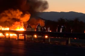 Con barricadas incendiarias: vecinos de Tiltil cortan Ruta 5 en protesta por transformación de Punta Peuco en cárcel común