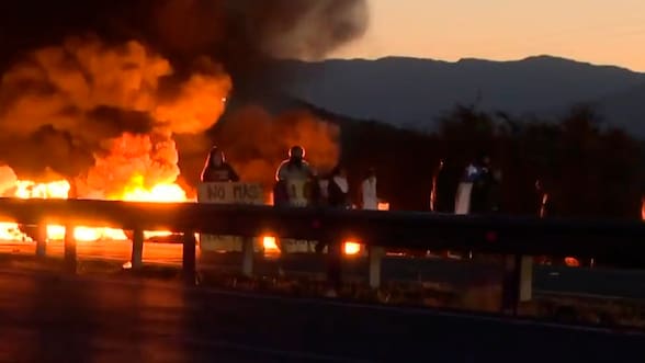 Con barricadas incendiarias: vecinos de Tiltil cortan Ruta 5 en protesta por transformación de Punta Peuco en cárcel común