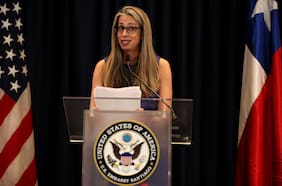 Embajadora de Estados Unidos: “Somos optimistas en base al progreso que hemos visto en los últimos meses, que Chile continuará en el programa de Visa Waiver”