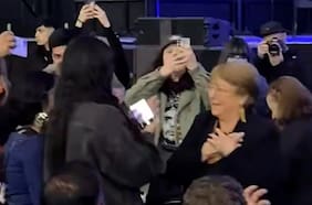 Publico del Movistar le canta el cumpleaños feliz a Bachelet en el concierto de Silvio Rodríguez