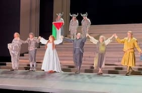 Artista mostró una bandera palestina durante el final de una obra y se resiste a que se la quiten