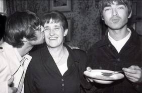 Madre de Noel y Liam Gallagher asegura que fue la “instigadora” de la reunión de Oasis