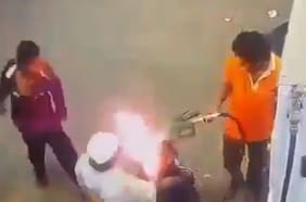 Imprudente acción provoca fuego en estación de servicio en India