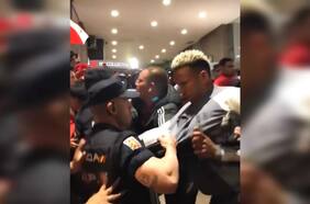 Escándalo en Madrid: policía española agrede a jugadores de Perú en medio de un banderazo