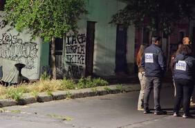 Investigan homicidio de un hombre en vía pública de Santiago: víctima intentó escapar de los disparos