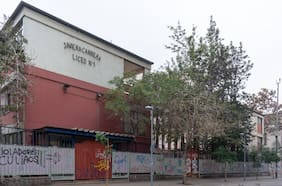 SLEP Santiago Centro llama al Liceo 1 Javiera Carrera a reponer el diálogo ante toma: han perdido casi 10 días de clases