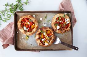 Sencillas tartas de tomate con queso feta