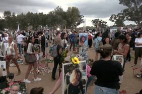 Un año del ataque de Hamás a Israel: familias se reúnen para conmemorar a las víctimas del festival de música