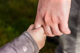 Suecia se plantea prohibir las adopciones internacionales tras detectar graves irregularidades con países como Chile y Colombia