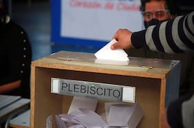 Chilenos en el extranjero: revisa cómo cambiar tu domicilio electoral de cara al plebiscito de salida de nueva Constitución