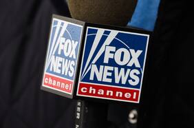 Rostro ancla de Fox News es expulsado del canal tras conflicto por la difusión de falsedades