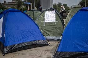 Partidarios de Castillo y Fujimori acampan para “defender” sus votos en Perú a un mes de las elecciones presidenciales