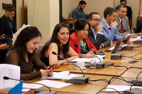 Despachan a sala reforma al sistema político con norma que permite la fusión de partidos en disolución