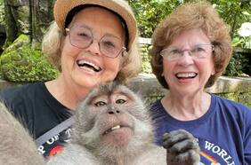 Las abuelas de TikTok: las dos adultas mayores que enviudaron y decidieron conocer el mundo juntas