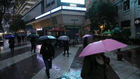 Cielo gris y chubascos: las 2 regiones de la zona central que tendrán lluvia desde el jueves, según el tiempo