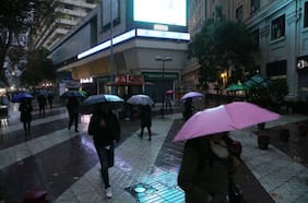 Cielo gris y chubascos: las 2 regiones de la zona central que tendrán lluvia desde el jueves, según el tiempo