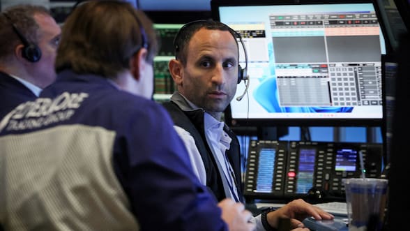 Bolsas mundiales se tiñen de rojo tras la Fed y en Chile el dólar salta a su nivel más alto en 11 meses