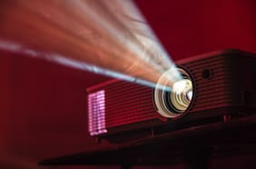 Cine en su casa: consejos para adquirir el primer proyector de video