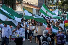 Se abren bloqueos en Santa Cruz y convocan a cabildo por gobernador boliviano preso