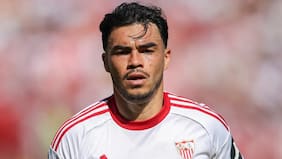 Era el villano, pero lo salvó Vlachodimos: el increíble penal que cometió Gabriel Suazo y que casi condena al Sevilla